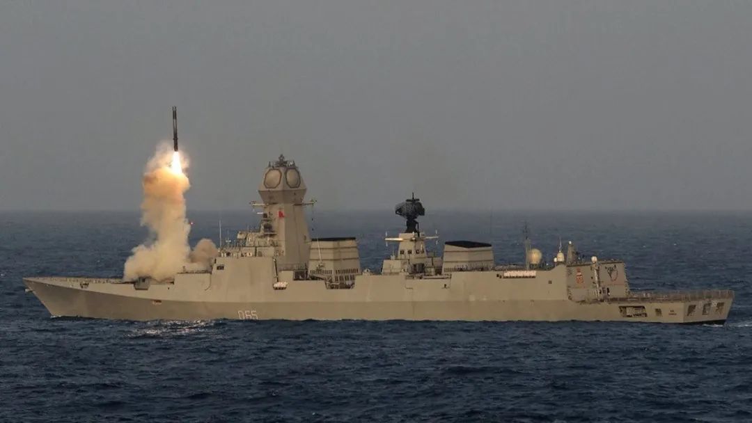 印度隐形驱逐舰发射“布拉莫斯”导弹