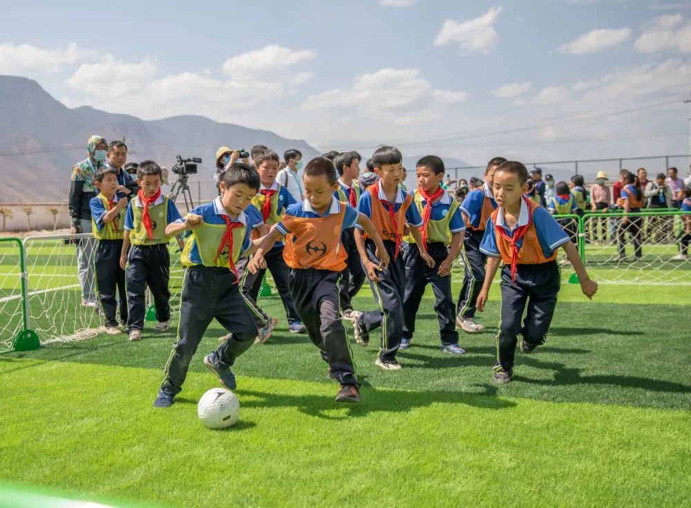 孩子们进行激烈的围栏足球运动。新华社记者孟佳 摄（资料图）