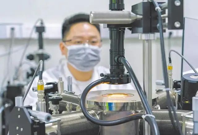 光谷实验室，研究人员正在进行智能传感芯片的开发与测试工作。