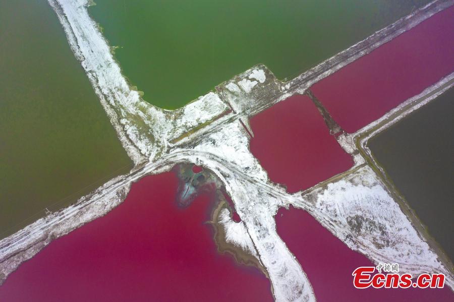 <p>The colorful Salt Lake in Yuncheng city, North China's Shanxi province is beautifully decorated by snow on Jan.23, 2022 as the temperature plummets. (Photo/VCG)
</p>