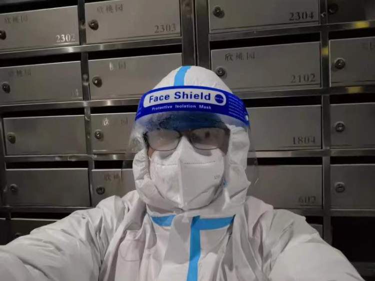 王富强在抗疫一线投入战斗。河北工业大学供图