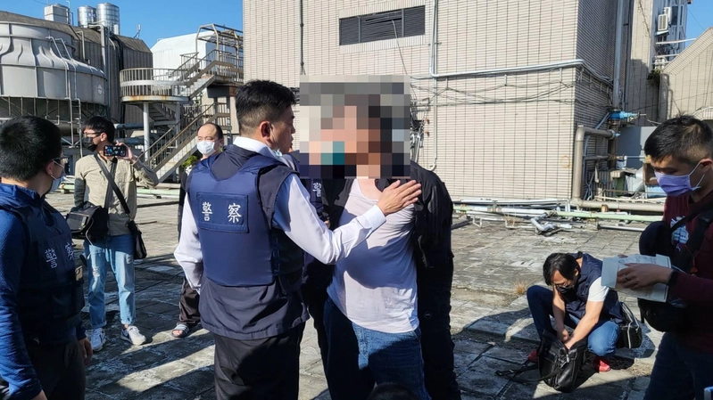 台中市赵姓男子今天中午涉嫌在台中东区超市外开枪,杀死林姓男子,今天下午被逮捕。图自台湾“联合新闻网”