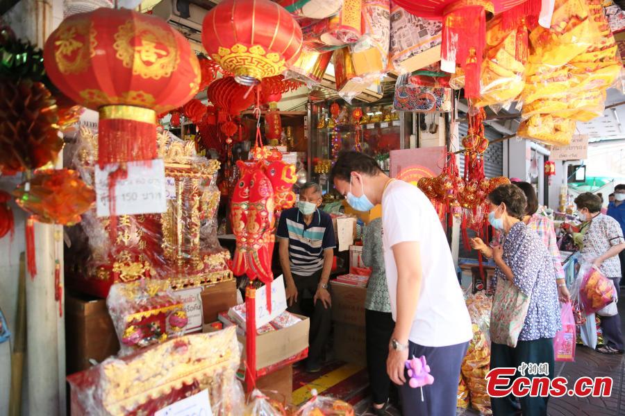 <p>Customers buy New Year decorations at a shop in Chinatown in Bangkok, Thailand, Jan. 26, 2022. (Photo: China News Service/Wang Guoan)</p>