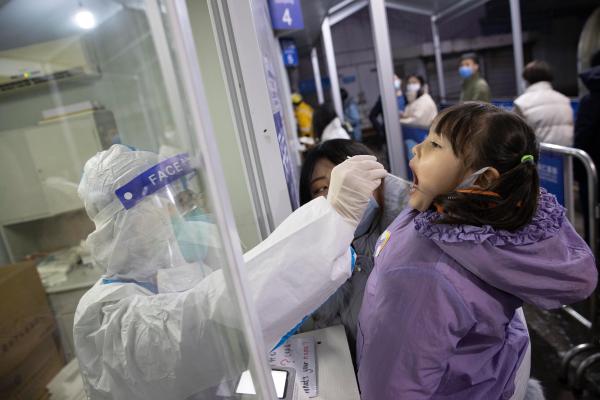 直击上海24小时核酸检测点雨夜排起长龙护士自制提醒牌提升检测速度