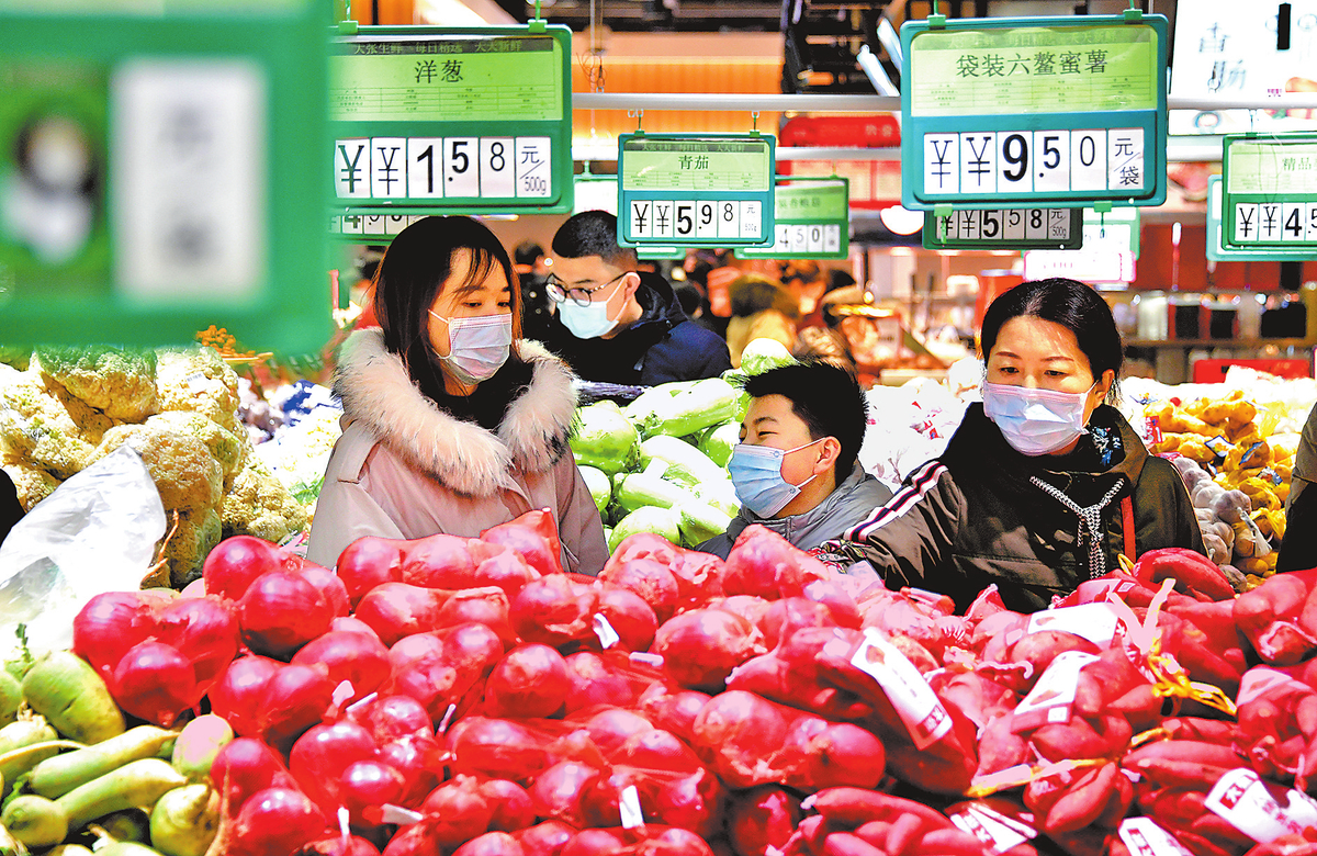 1月27日，洛阳市某大型超市，市民正在选购蔬菜。张光辉 摄