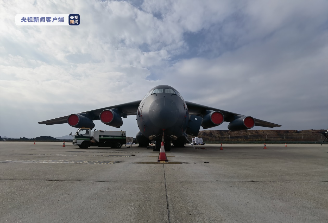由中国空军组成的空中运输编队抵达汤加首都努库阿洛法