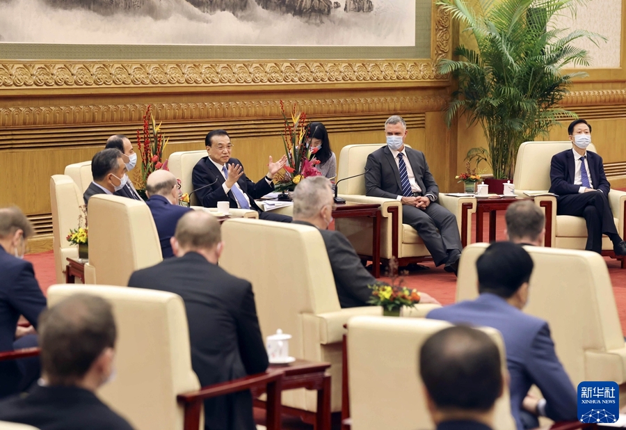 1月26日下午，在春节到来之际，国务院总理李克强在北京亲切会见在华工作的外国专家代表并座谈交流。新华社记者 刘卫兵 摄