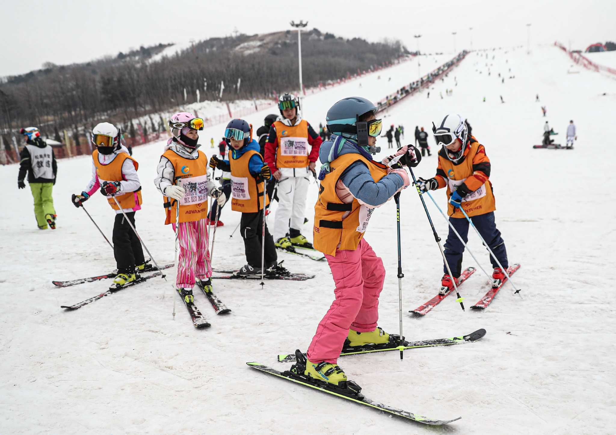 青少年体验滑雪运动。图/IC PHOTO