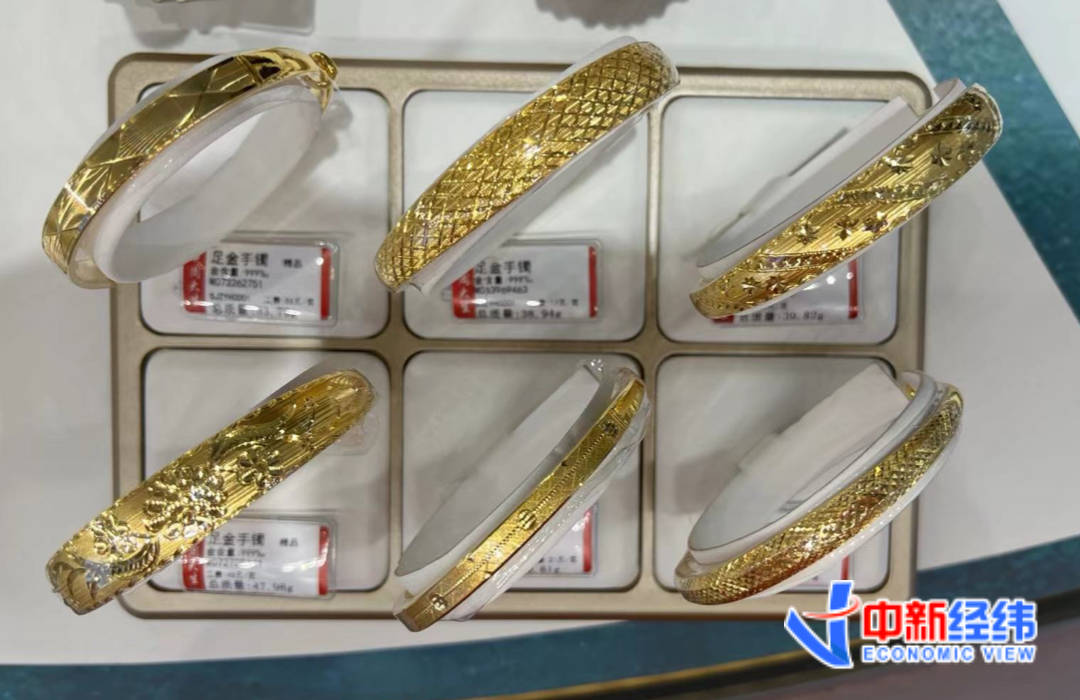 黄金手镯资料图 来源:中新经纬 魏薇摄