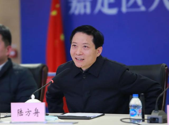 "在同街镇,供水,供电,消防等部门以及相关人员视频连线时,陆方舟详细
