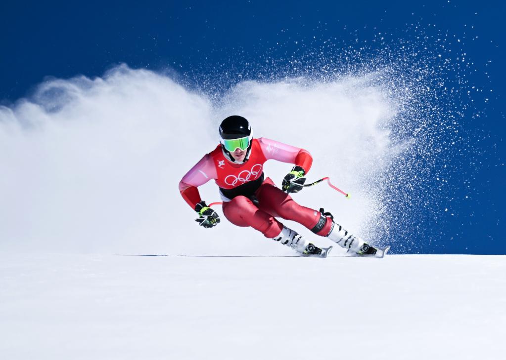  2月3日，试滑员在延庆国家高山滑雪中心试滑赛道。新华社记者张晨霖摄