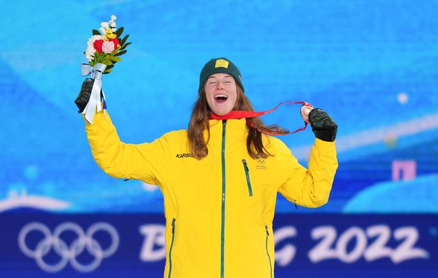 2月6日，季军澳大利亚选手特丝·科迪在奖牌颁发仪式上。新华社记者 彭子洋 摄