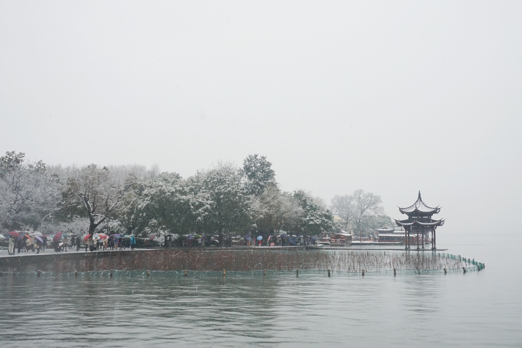 2月7日,杭州西湖的"断桥残雪"吸引了大批游客前来游览.