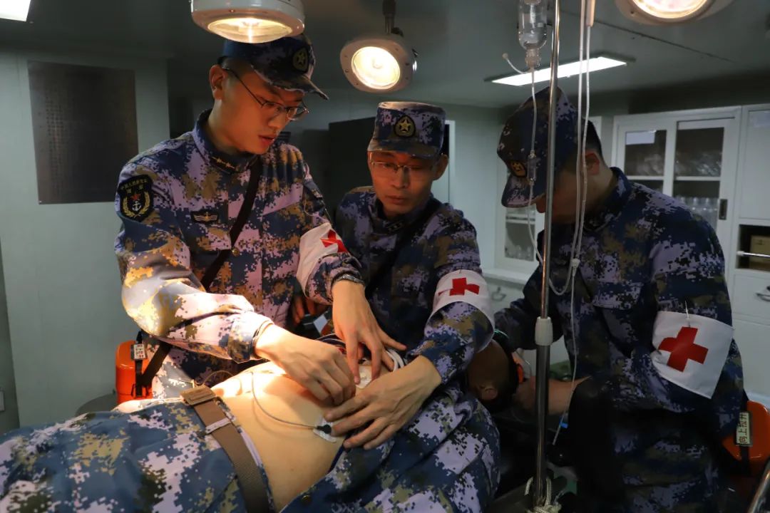 背起药箱救死扶伤扛起钢枪能打胜仗他们是卫生员,更是战斗员用过硬的