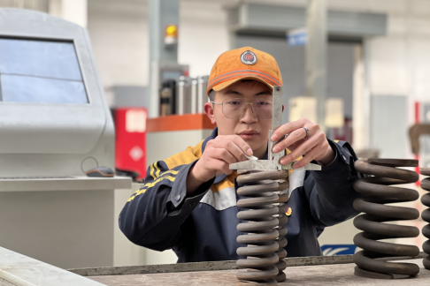 榆林检修车间车辆钳工孔祥泽在使用弹簧自由高测量尺测量弹簧高度