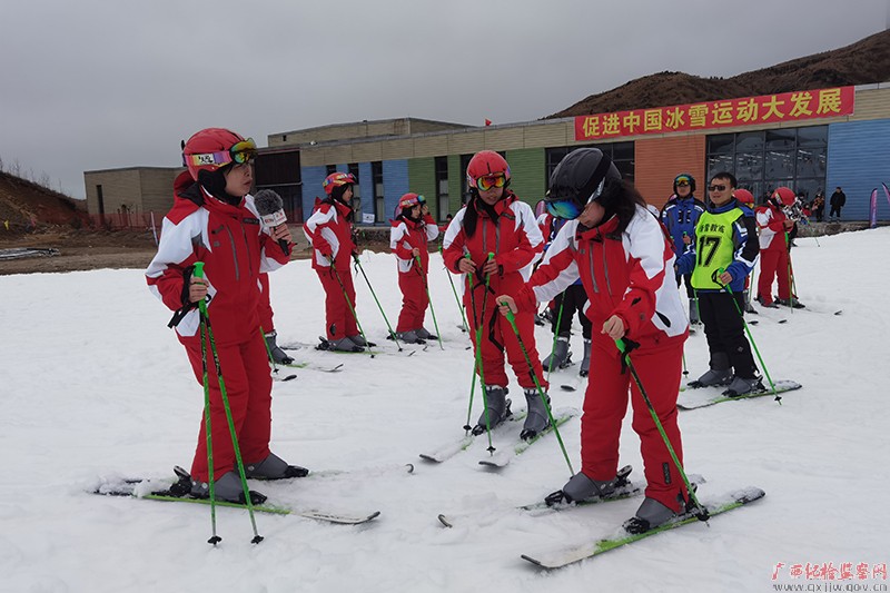 桂林天湖滑雪场吸引了大批游客前来体验高山户外冰雪运动。（文庭庭 摄）​