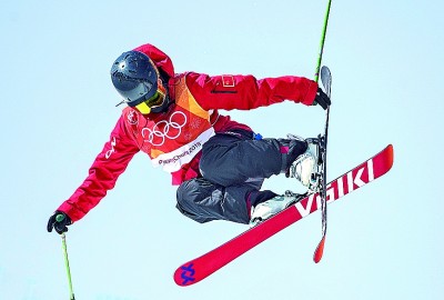 目前冬奥会中的自由式滑雪项目包括男女个人空中技巧,雪上技巧,u型