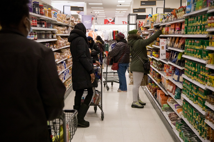 2月10日,顾客在美国纽约一家超市购物 新华社图
