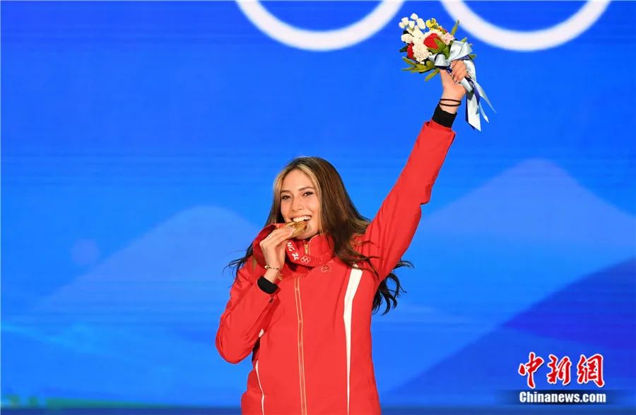 2月8日，谷爱凌获得北京冬奥会自由式滑雪女子大跳台冠军。中新社记者 李骏 摄