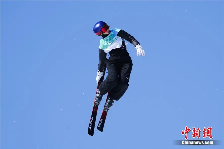 2月8日，在北京首钢滑雪大跳台举行的北京2022年冬奥会自由式滑雪女子大跳台决赛中，谷爱凌夺得冠军。中新社记者 毛建军 摄