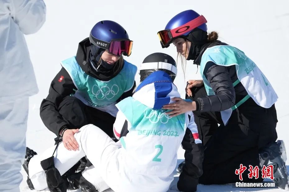 2月8日，在北京首钢滑雪大跳台举行的北京2022年冬奥会自由式滑雪女子大跳台决赛中，中国选手谷爱凌夺得冠军。图为谷爱凌（右）同其他运动员相互扶助。中新社记者 毛建军 摄