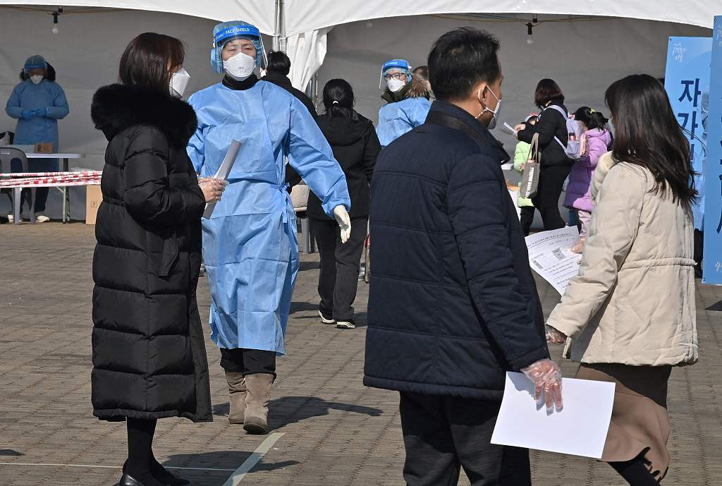 韩国首尔，人们在临时检测地点等待新冠病毒检测。