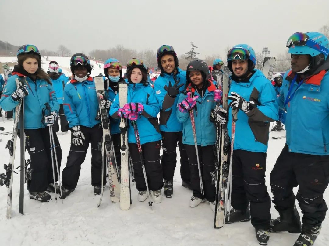 荣思玲参加第四届国际青年冰雪体验营（左二）