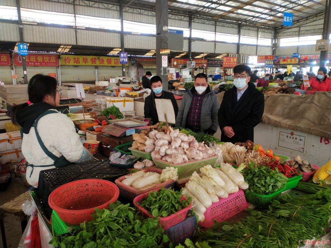 图为驻百色市农业农村局纪检监察组到右江区城西农贸市场实地查看蔬菜供应情况。