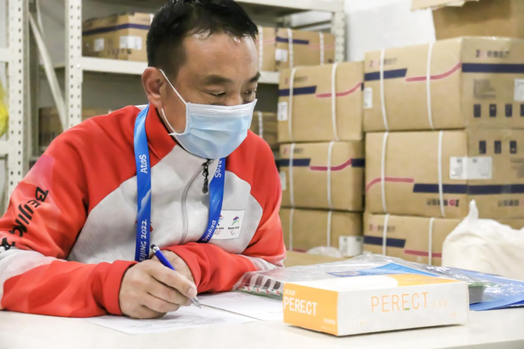 在公共卫生业务领域刘天军正在清点防疫用品数量