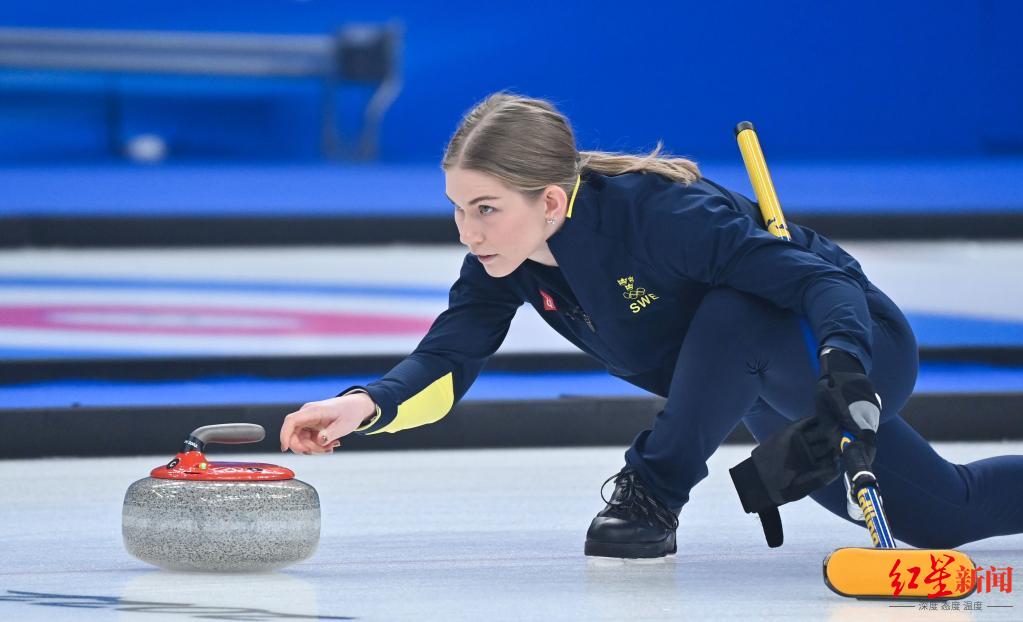 2月8日，瑞典队选手德瓦尔在北京冬奥会冰壶混双铜牌赛中。图据新华社