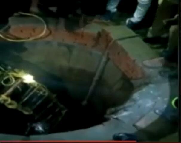 发生事故的井，图源：新德里电视台报道视频截图
