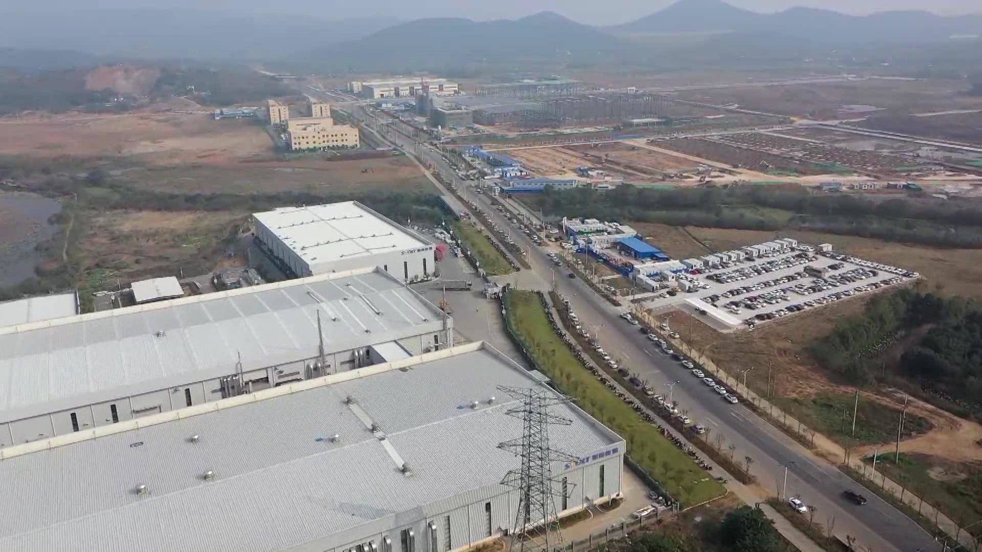 我们就在几个月时间把这个项目的几栋钢结构厂房已经完成主体结构施工