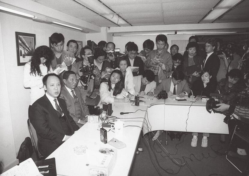 沈长声（左一）1990年为非法吸金举行记者会。图自台湾“中时新闻网”