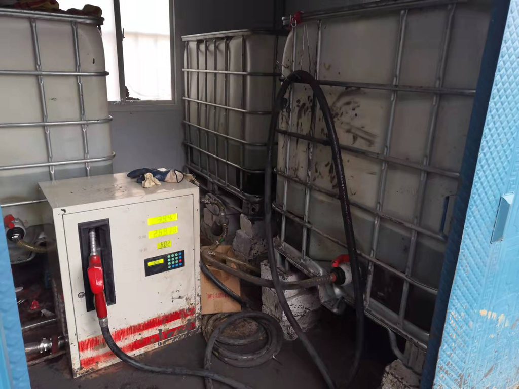 经检查,该黑加油窝点在工棚房内安装有一台简易加油机,管道连接着三个