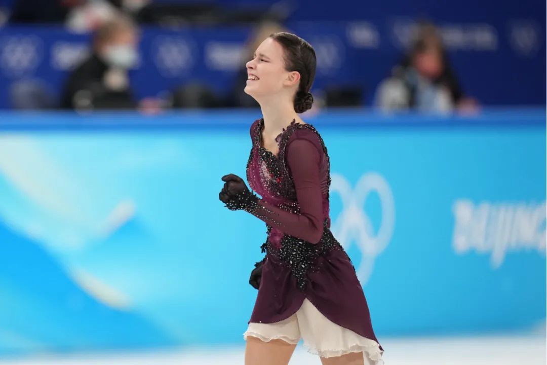 2月17日，俄罗斯奥委会选手安娜·谢尔巴科娃在比赛后。当日，北京2022年冬奥会花样滑冰女子单人滑自由滑比赛在首都体育馆举行，俄罗斯奥委会选手安娜·谢尔巴科娃夺得女子单人滑冠军。   中新社记者 崔楠 摄
