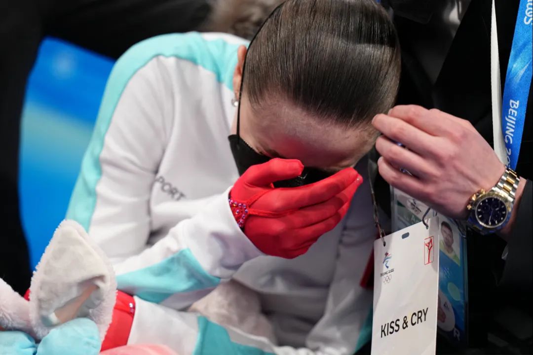 2月17日，俄罗斯奥委会选手卡米拉·瓦利耶娃在等待分数。当日，北京2022年冬奥会花样滑冰女子单人滑自由滑比赛在首都体育馆举行。   中新社记者 崔楠 摄
