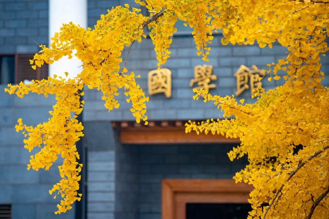 (滑动图片切换季节)