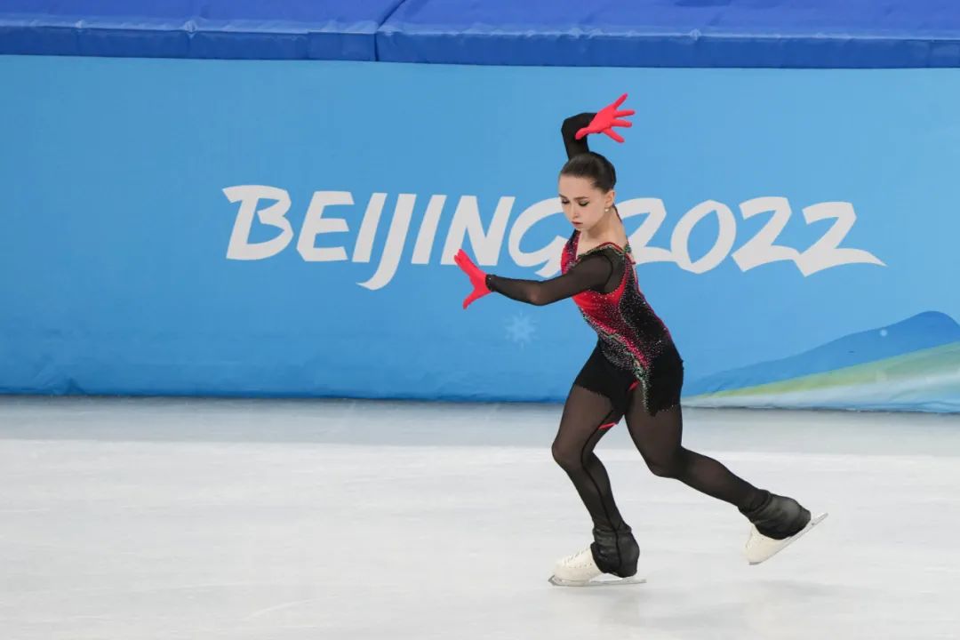 2月17日，俄罗斯奥委会选手卡米拉·瓦利耶娃在比赛中。当日，北京2022年冬奥会花样滑冰女子单人滑自由滑比赛在首都体育馆举行。   中新社记者 毛建军 摄