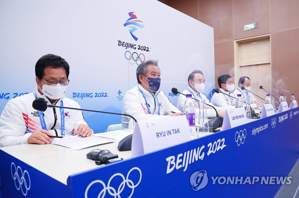 2月20日，大韩体育会会长李起兴（左二）出席记者会（图源：韩媒）