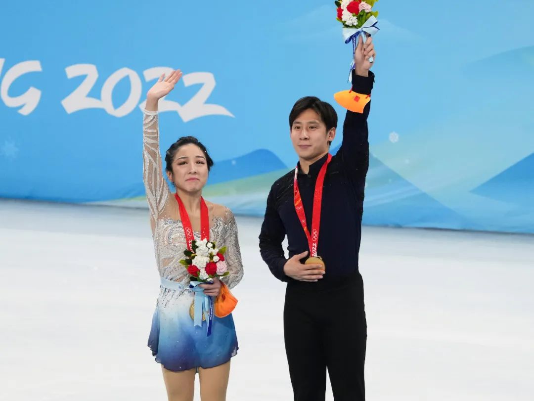 2月19日,北京2022年冬奧會花樣滑冰雙人滑自由滑比賽在首都體育館舉行,中國選手隋文靜(左)/韓聰奪得雙人滑冠軍。圖爲頒獎儀式。中新社記者 毛建軍 攝