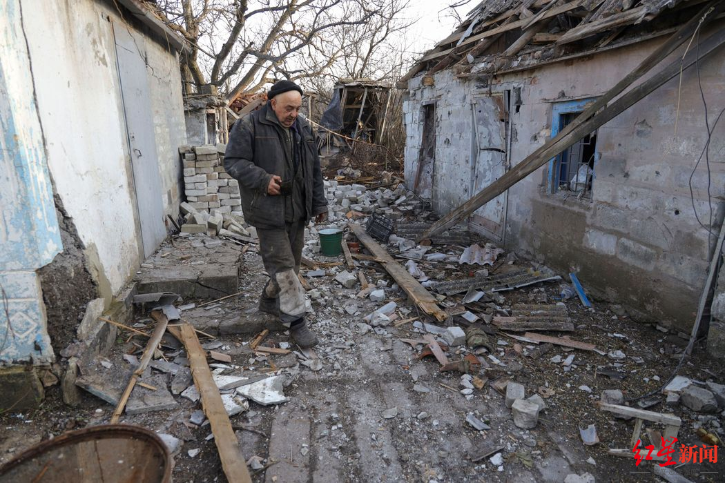 ▲“停火线”乌克兰一侧的一些建筑物因战火受损