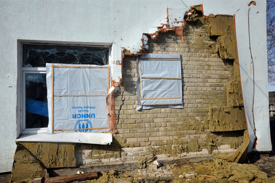 乌克兰卢甘斯克地区，当地一所幼儿园前日被炮击击中（资料图）