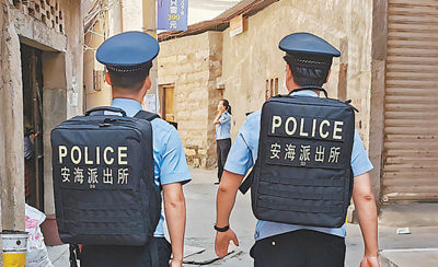 图为社区民警背包去“住村”。晋江市公安局供图