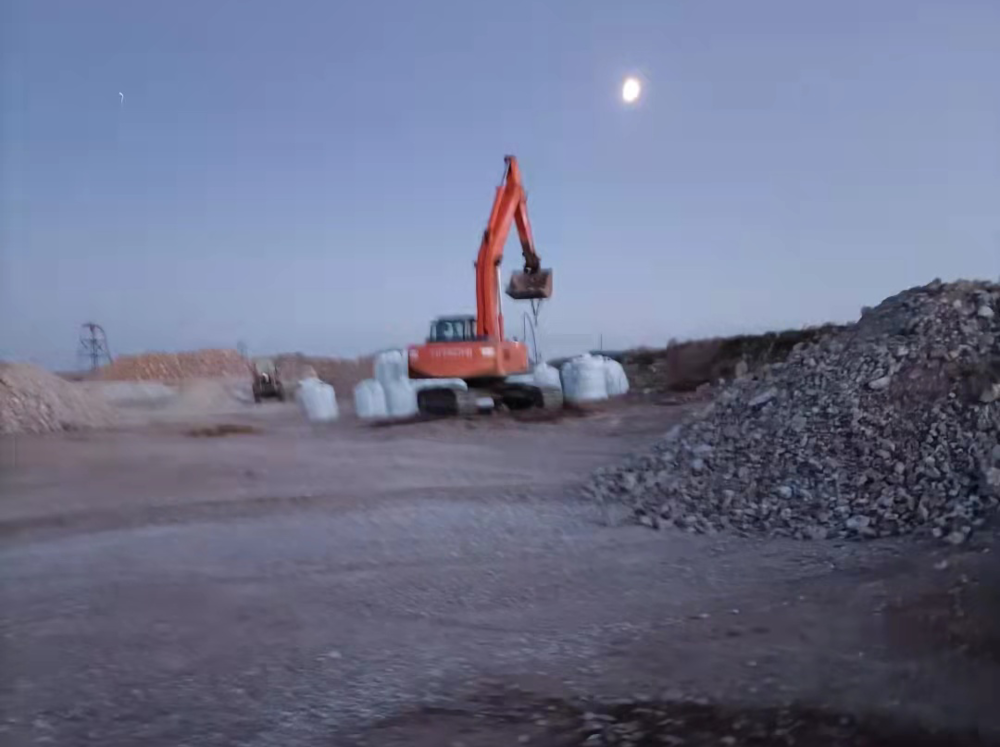 图?|?在夜晚开展采矿工作