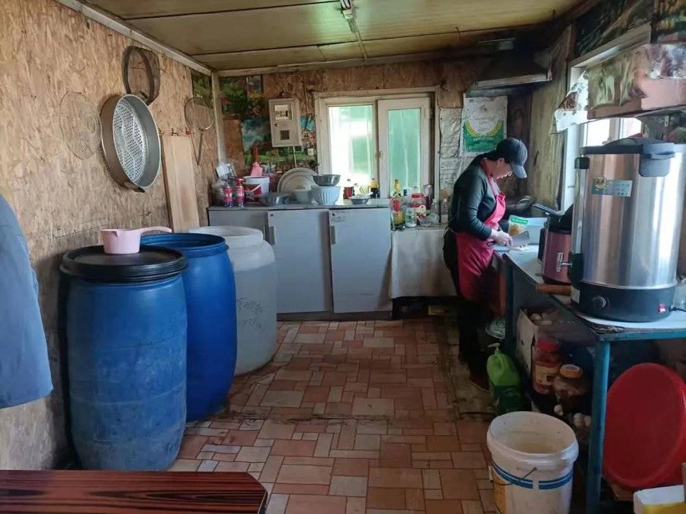 图?|?厨娘在屋内做饭