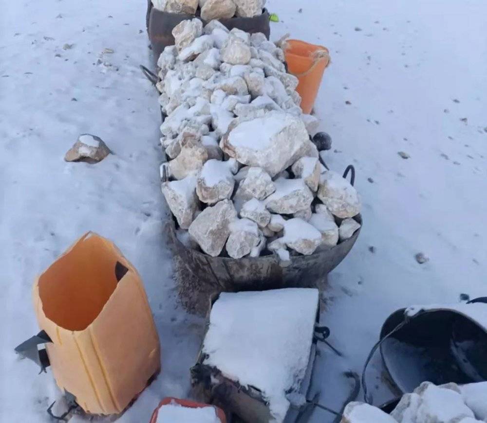 图?|?堆放在料场的矿石