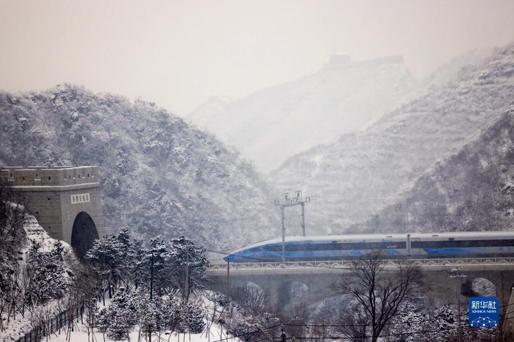 2022年1月21日，G8825次列车经过居庸关隧道，冒雪驶向太子城。新华社记者 邢广利 摄