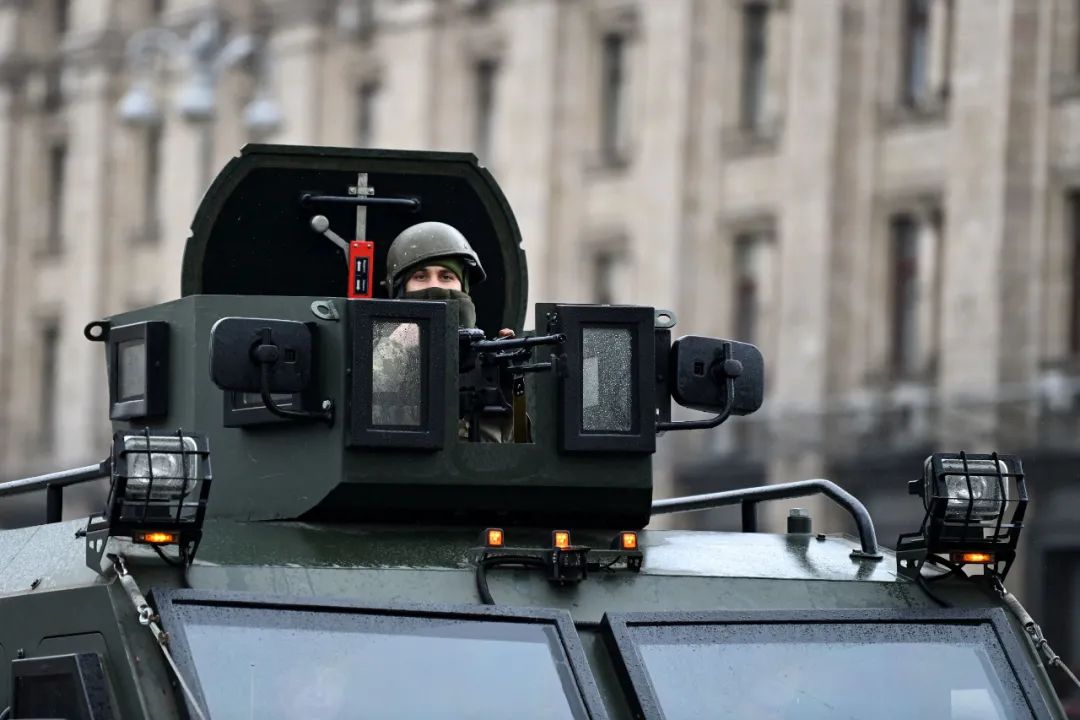 当地时间2022年2月24日，乌克兰基辅，乌克兰士兵在基辅守卫。目前，基辅当地的通信不稳定，信号随时可能中断。