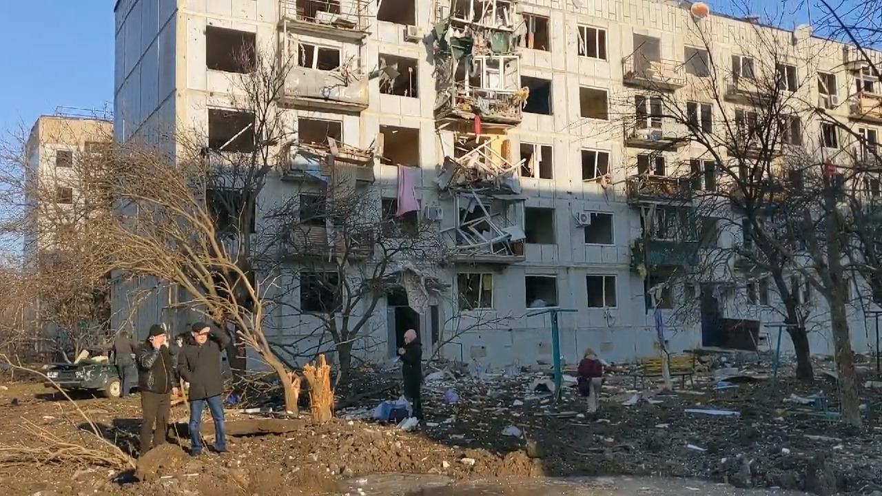 乌克兰哈尔科夫州楚胡伊夫市被轰炸波及的公寓楼 社交媒体截图