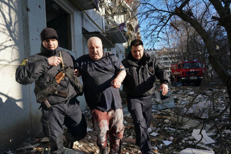 乌克兰安全部队陪同一名伤员 图源：TVNZ 1